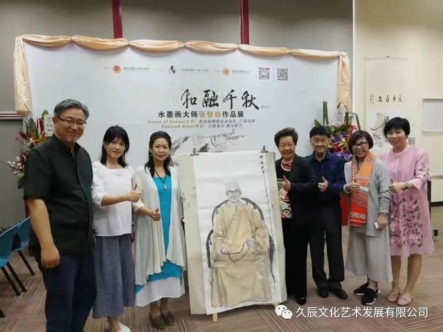 水墨画大师张智棟作品展期间为新加坡各界朋友绘制水墨肖像画