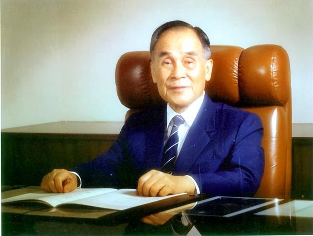 中国最穷的亿万富翁，一辈子没车没房，却为国捐献2000亿