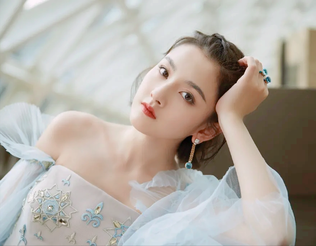 美人在骨不在皮，这15位老中青三代美女明星，诠释了不同时代的美