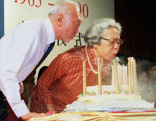 1947年秘密结婚，相伴63年妻去世，葬礼上李光耀两次吻别感动世人