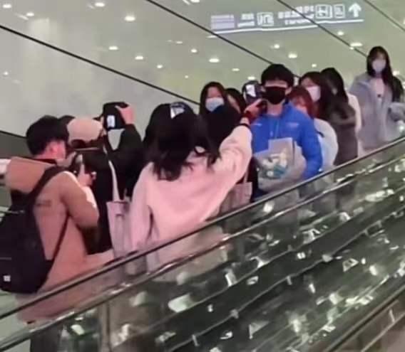 国乒结束隔离！王楚钦机场被围堵，孙颖莎刘海长了，陈梦低调隐身