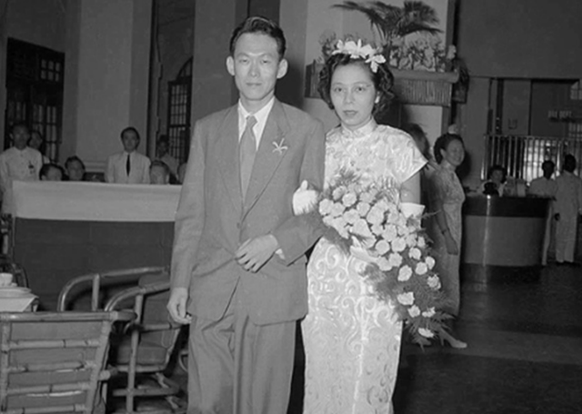 1947年秘密结婚，相伴63年妻去世，葬礼上李光耀两次吻别感动世人