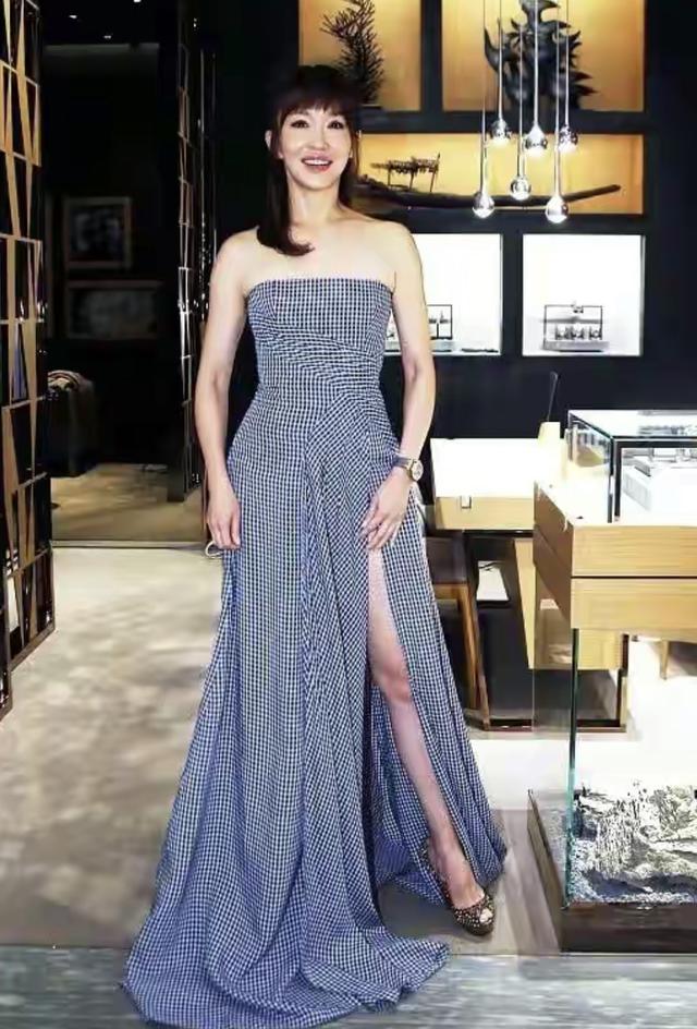 “新加坡一姐”范文芳掌握打造减龄感的关键，穿格纹裙优雅显年轻