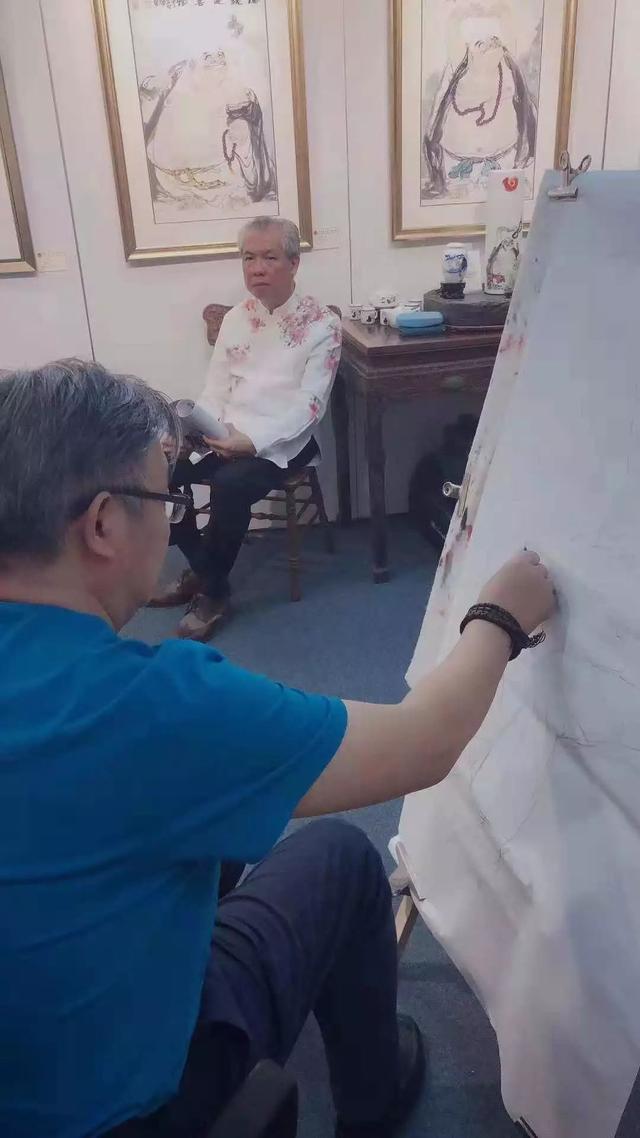 水墨画大师张智棟作品展期间为新加坡各界朋友绘制水墨肖像画