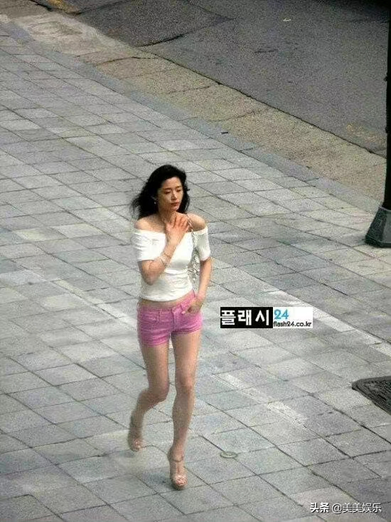 全智贤带娃被拍！和百亿富豪老公生有两子，去年曾传婚变被否认