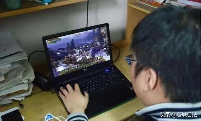 2010年，吉林男子在家打游戏接到国际电话，通话内容让他如遭雷击
