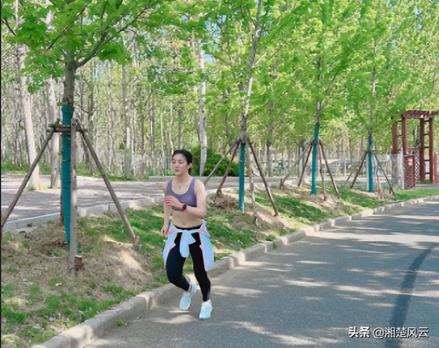 真自律！陈梦假日仍跑步，穿紧身内衣秀好身材和马甲线，手链亮了