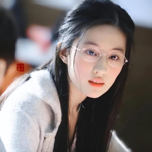 近视：摆脱丑女标签，教你像穿搭博主一样，让眼镜成为点睛之笔