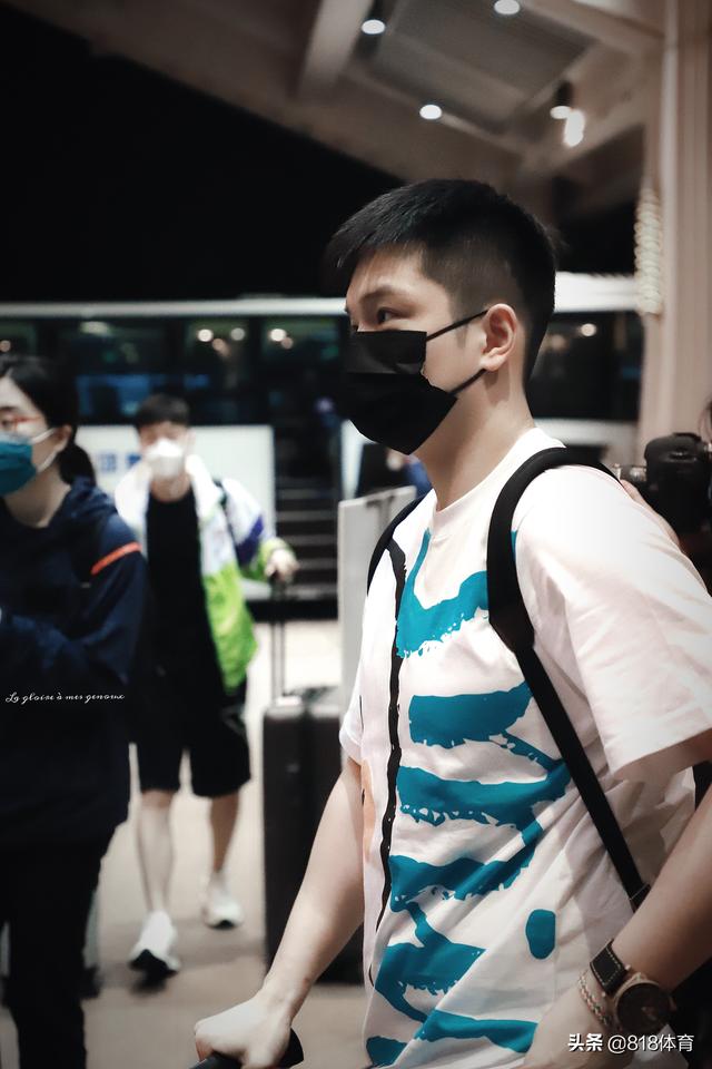 睡过头!国乒凌晨5点抵达新加坡酒店,樊振东大包小包最后一个下车