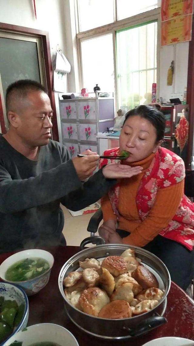 48岁山东男人，照顾植物人妻子21年，妻子醒了，女儿又患病