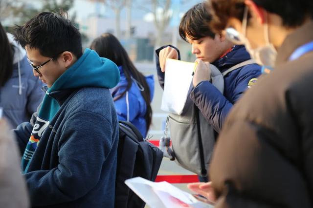 青岛考场“街拍”！文职入职前集训，细节满满全在这里