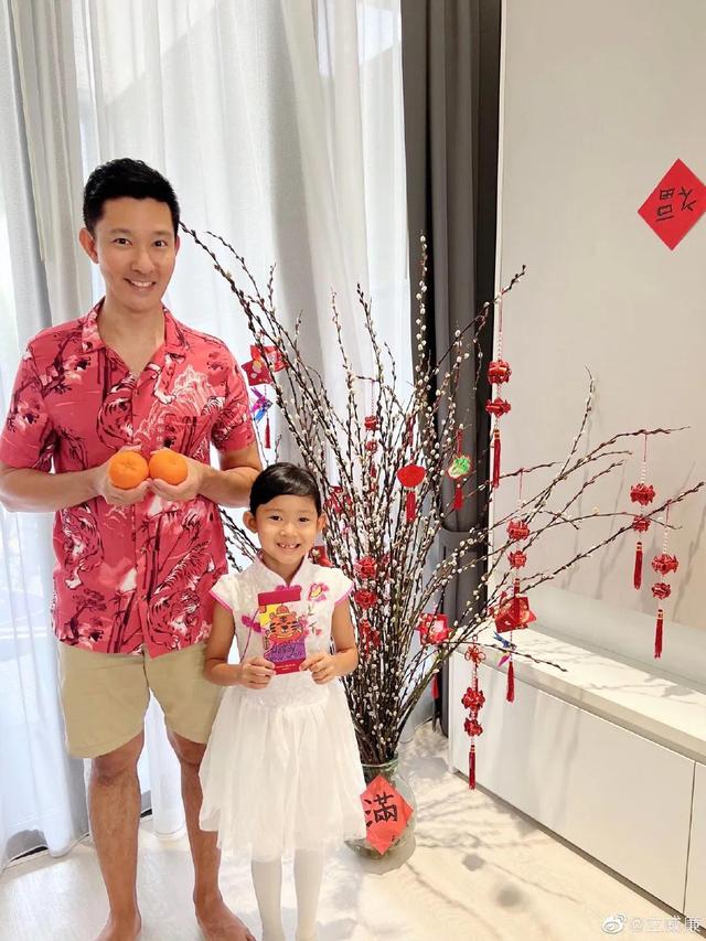 新加坡式春节！立威廉晒幸福，45岁穿花衬衫略显油腻，女儿7岁了